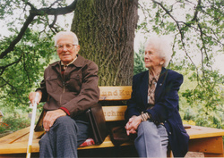 Foto von Erna und Kurz Kretschmann auf einer Bank.