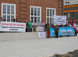 Foto Demo vor dem Sitzungsort des Braunkohleausschusses in Cottbus